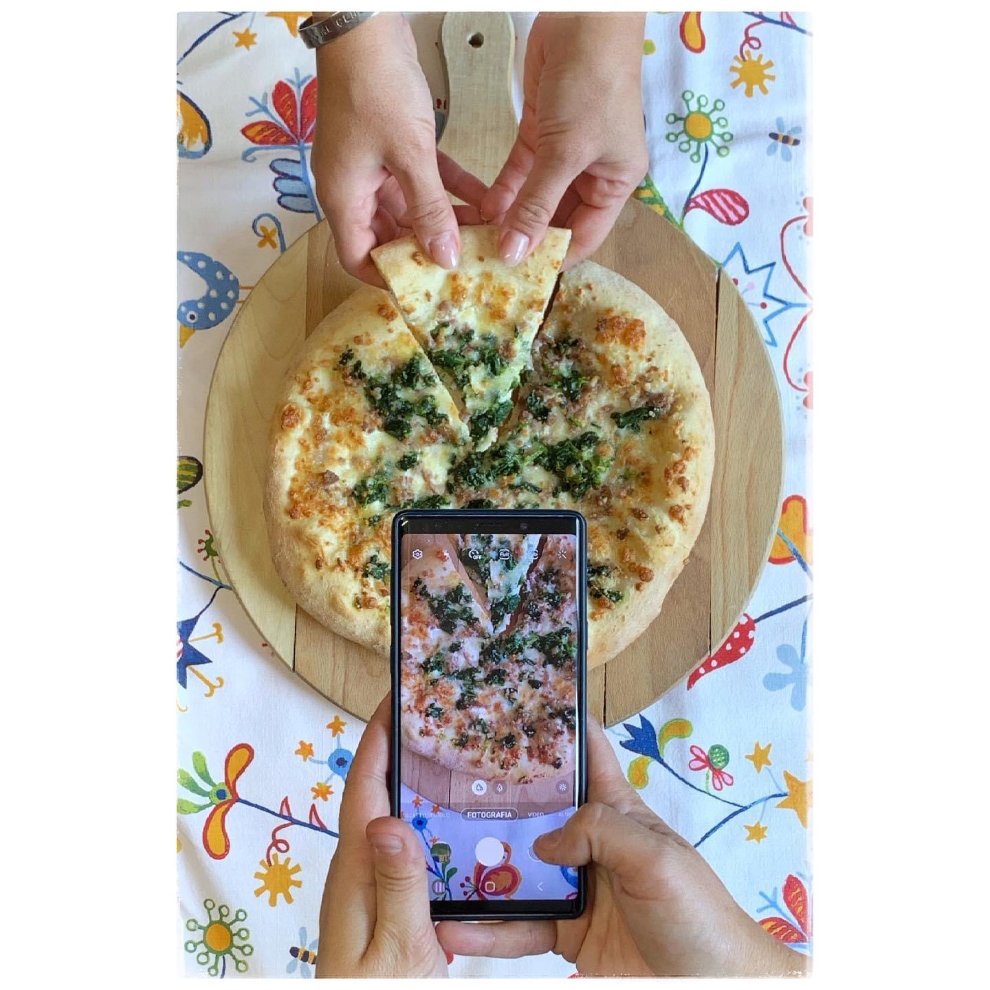 Pizza Verace del Golfo Svila con friarielli e salsiccia